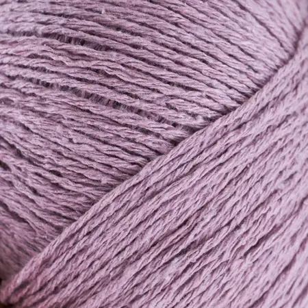 Close up af garnnøgle pure silk fra Knitting for Olive i farven Artiskoklilla