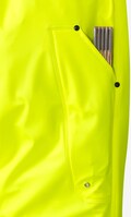 Nærkig på lommen på siden af benet på Hi-Vis regnbukser. Praktisk og funktionel.