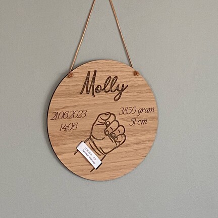 Dåbstavle i træ med indgraveret babyhånd og plads til fødselsarmbånd