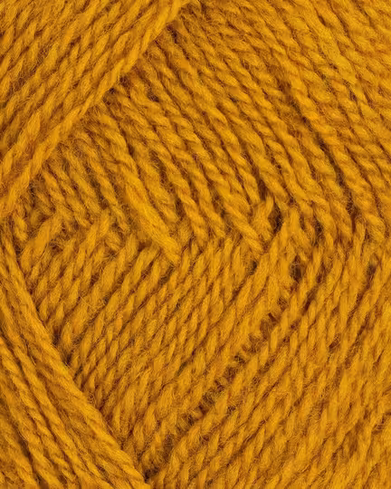 close up af garnet finull fra Rauma i farven moerk sennepsgul 4076