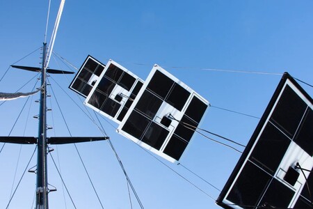 FLINkiteᐩ ophængt solsystem til sejlbåd med bifaciale paneler