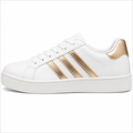 Hvid sneaker med guldstriber – klassisk og trendy design
