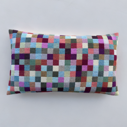 ANNA broderet pude fra Baldyre med farverigt ternemønster i korssting