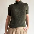 Model iført arrow tee fra Odd Row. Strikket i Hør silke og Cashmere lace fra Geaprd garn
