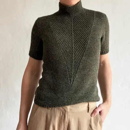 Model iført arrow tee fra Odd Row. Strikket i Hør silke og Cashmere lace fra Geaprd garn