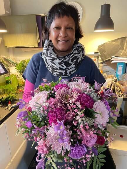 Frisk bundet buket med sæsonens blomster i forskellige farver, eksempel på Floristens Eget Valg fra Kaffeblomsten.