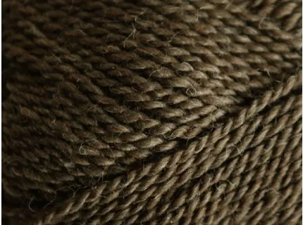 Close up af Garnnøgle Marshdale fra Filcolana i farven olive noir 386