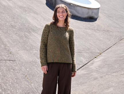 model ifoert strikmodellen 'Fred', strikket i isagergarn, designet af annette danielsen fra bogen 17 gavle