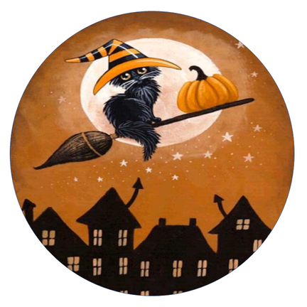 Rundt Halloween sukkerprint med sort kat i stribet heksehat på en kost, græskar, bysilhuet og orange måne