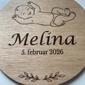 Navn og dato indgraveret i barselstavle i træ – eksempel med Melina og fødselsdato