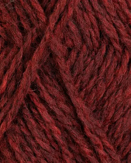 close up af garnet fviel fra rauma garn i farven roed meleret