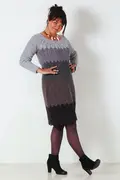 Model iført den strikkede kjole Åbne Vidder designet af Annette Danielsen fra Strikkebogen Grønland, strikket i Isagergarn