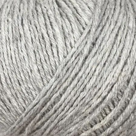 close up af garnnoegle merino fra knitting for olive i farven perlegraa