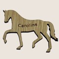 Bordkort i træ formet som hest med indgraveret navn Caroline