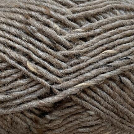 Close up af garnet lama tweed fra camarose farven sand