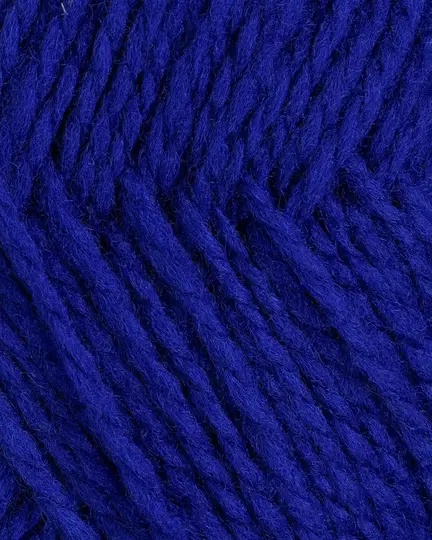 close up af garnet fviel fra rauma garn i farven mork blaa