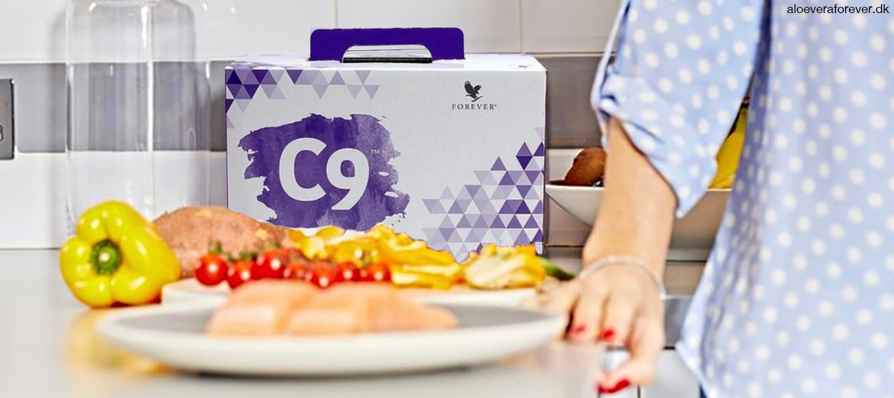 Kvinde med laks på tallerken og C9 boks fra Forever Living i baggrunden