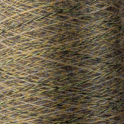 Close up af garnet Niji fra ITO garn i farven shades of green