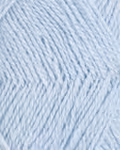 close up af garnet finull fra Rauma i farven lys blaa 4406