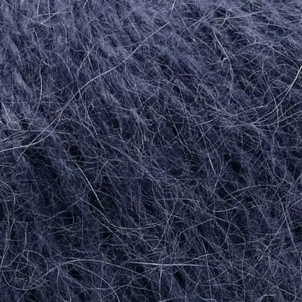 Close up af garnnoegle i angora fra mondial i farven marineblå 625