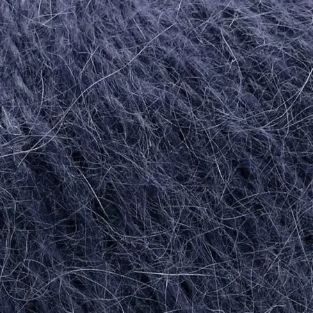 Close up af garnnoegle i angora fra mondial i farven marineblå 625