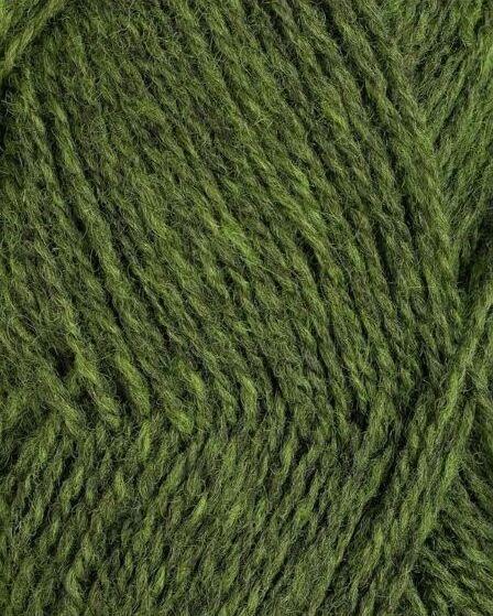 close up af garnet finull fra Rauma i farven groen meleret 4130