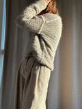 Lysegrå Zoe Loop Sweater fra Other Loops – strukturmønster i ret og vrang, blødt fald og klassiske bieser. Strikket i Isager Tvinni, Soft Fine og Bouclé.