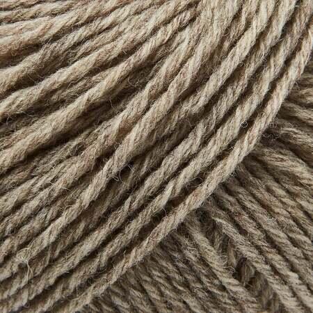 close up af garnnoegle heavy merino fra knitting for olive i farven havregryn