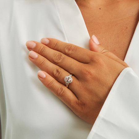 I Say Yes ring i 14 karat guld på models hånd