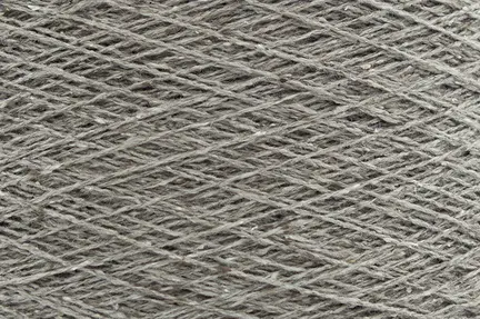 close up af ito kinu silke garn i farven string