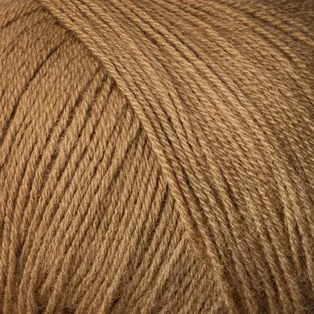 close up af garnnoegle merino fra knitting for olive i farven camel