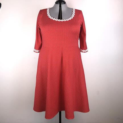 Rød jerseykjole med hvide prikker i str. 5 xl.