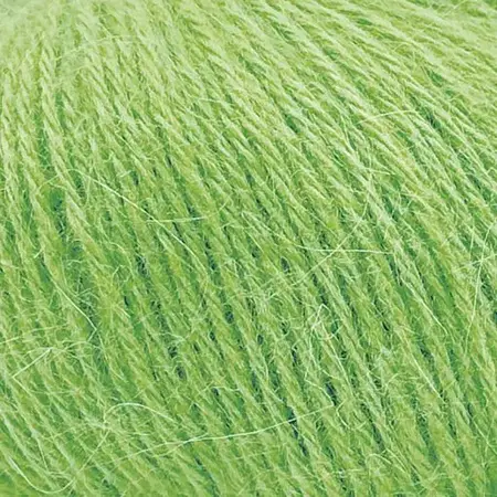 Close up af garnnoegle i angora fra mondial i farven lys grøn 528