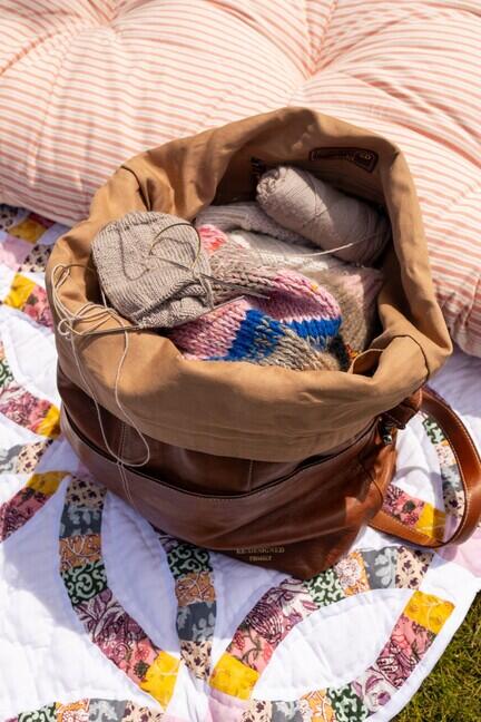 Åben RE:DESIGNED Project 101 strikketaske i Walnut med sweaterprojekt og garn