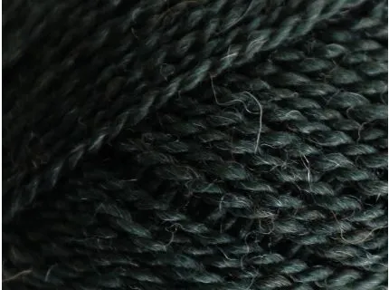 Close up af Garnnøgle Marshdale fra Filcolana i farven huntergreen 147