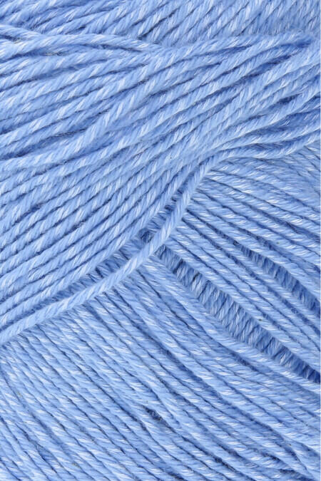 Close up af sommergarnet Sweet fra Lang Yarns i farven lyseblå 121
