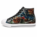 Farverig high top sneaker med mønster og hvid gummisål på hvid baggrund