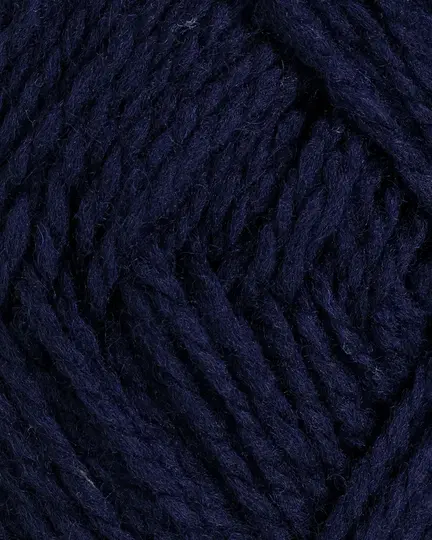 close up af garnet fviel fra rauma garn i farven marineblaa