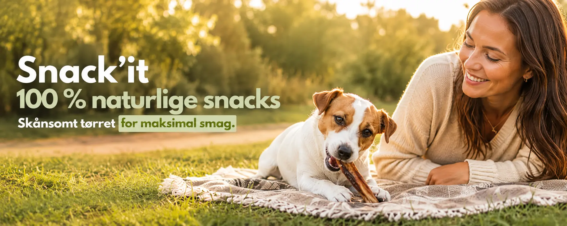 Hund nyder en naturlig Snack'it hundesnack sammen med sin ejer i solen
