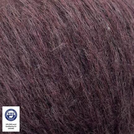 close up af garnet snefnug fra camarose i farven aubergine