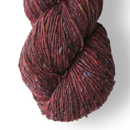 Close up af Isager Tweed i farven wine