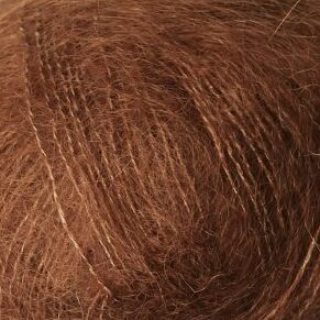 Close up af garnogle isager silk mohair farve 33 noeddebrun