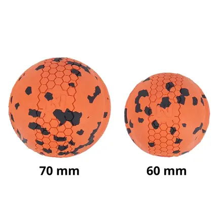 Non-stop dogwear Dog Ball til hunde. Farven er orange med sorte nister. Fås i 2 størrelser, 60 mm og 70 mm
