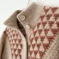 Detaljebillede af Alice Jackets høje krave og knaplukning, med tydeligt gammelrosa trekantmønster og beige Jensen Yarn med Silk Mohair.