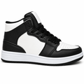 Moderne high-top sneaker i sort og hvidt læderlook med kontrastfuldt design og klassiske snørebånd. Den høje skaftkonstruktion sikrer god støtte omkring anklen, mens den hvide, profilerede sål giver et rent og sporty udtryk. Tåpartiet er perforeret for ån