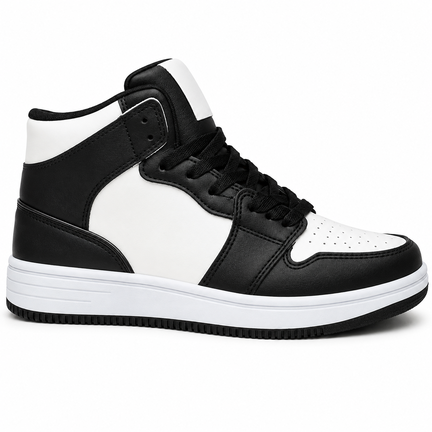 Moderne high-top sneaker i sort og hvidt læderlook med kontrastfuldt design og klassiske snørebånd. Den høje skaftkonstruktion sikrer god støtte omkring anklen, mens den hvide, profilerede sål giver et rent og sporty udtryk. Tåpartiet er perforeret for ån