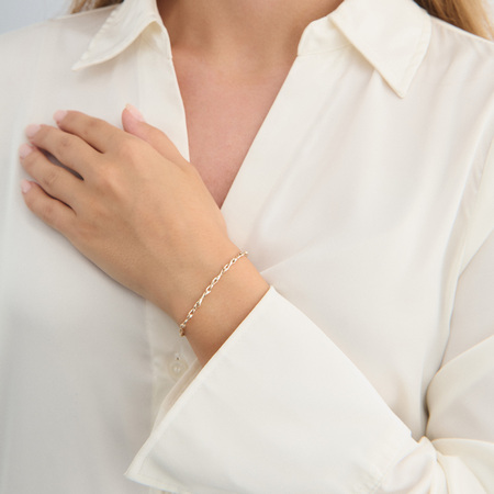 Twist armbånd i 8 karat guld på model
