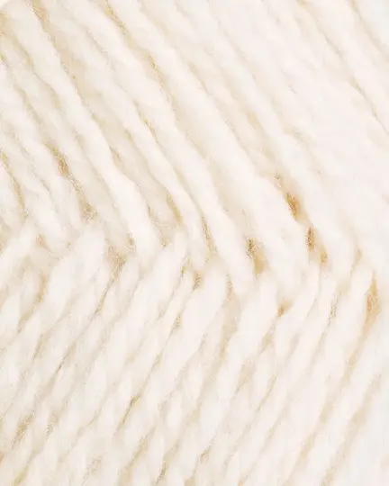 close up af garnet fviel fra rauma garn i farven natur