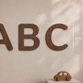 Store ABC bogstaver i egetræ som vægdekoration – 15 cm træbogstaver til børneværelse