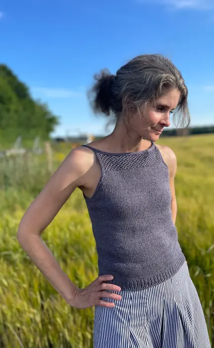Model iført Console top fra imadeit knit strikket i isager trio 1 og palet i farven granite